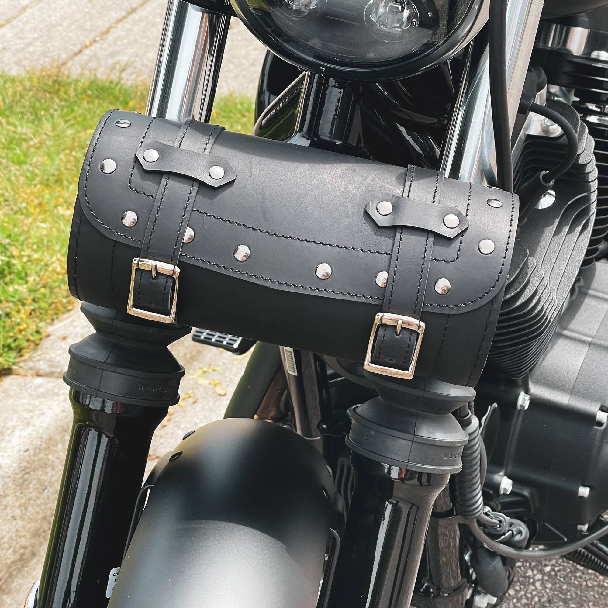 Image of Sac à outils rond de moto en cuir de buffle noir