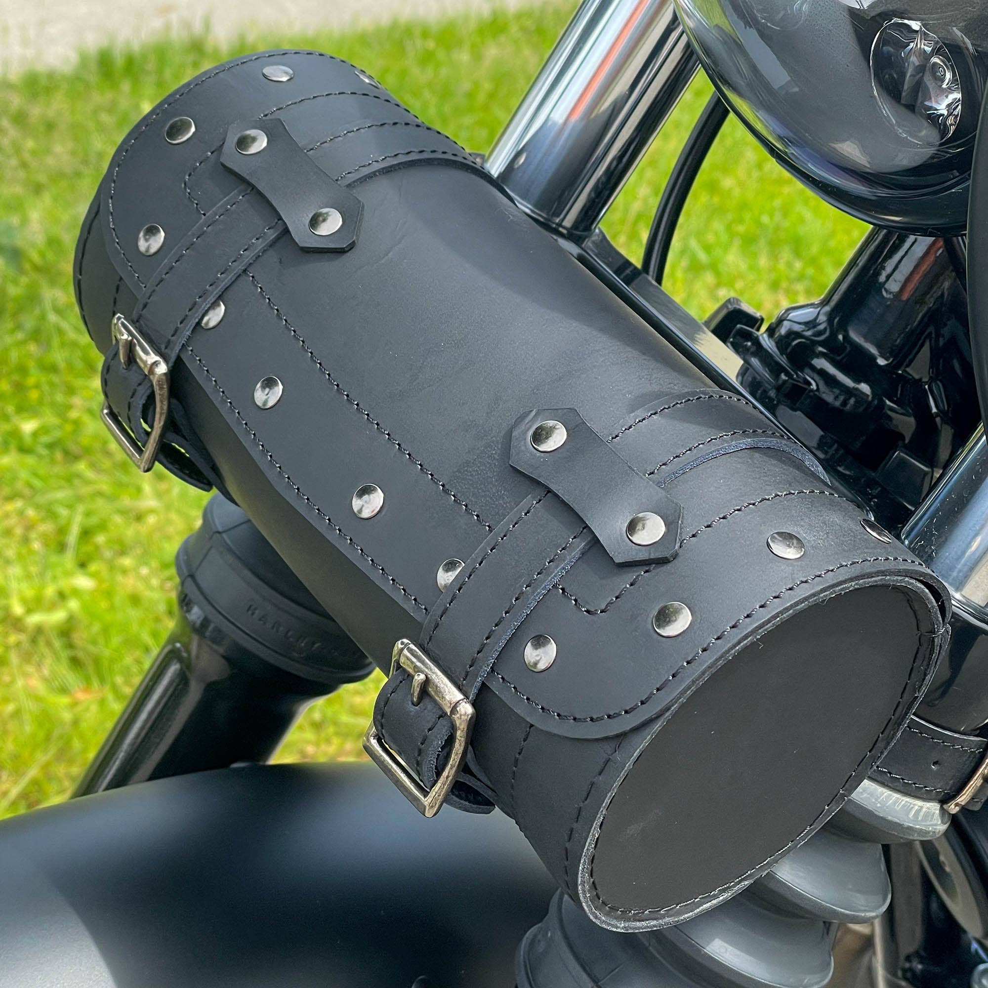 Image of Sac à outils rond de moto en cuir de buffle noir